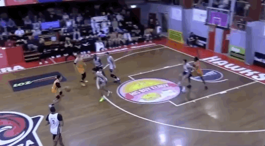🏀澳篮季前赛战报：上海男篮末节被打一波21-7 以88-101不敌伊拉瓦拉老鹰