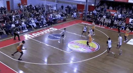 🏀澳篮季前赛战报：上海男篮末节被打一波21-7 以88-101不敌伊拉瓦拉老鹰
